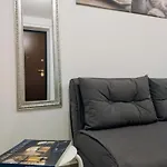 Tiny Di Carlo 아파트