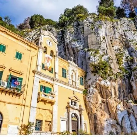 Tiny Di Carlo アパート *