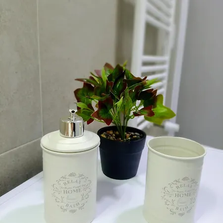 Tiny Di Carlo アパート